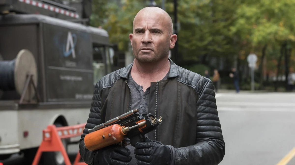 Mick Rory holding his heat gun in the Crisis on Infinite Earths crossover.