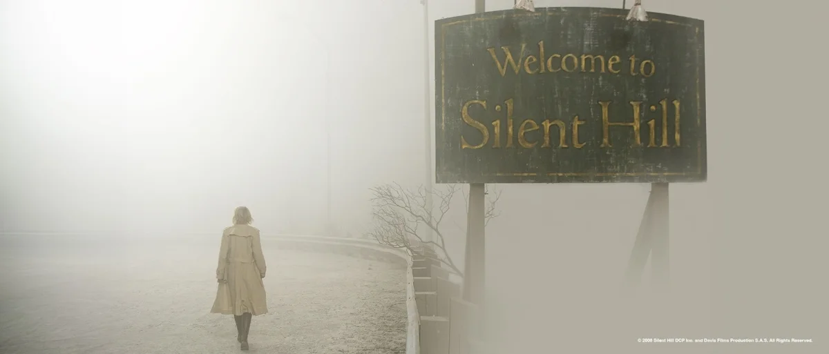 Rose beside the Welcome to Silent Hill sign in Silent Hill (2006)